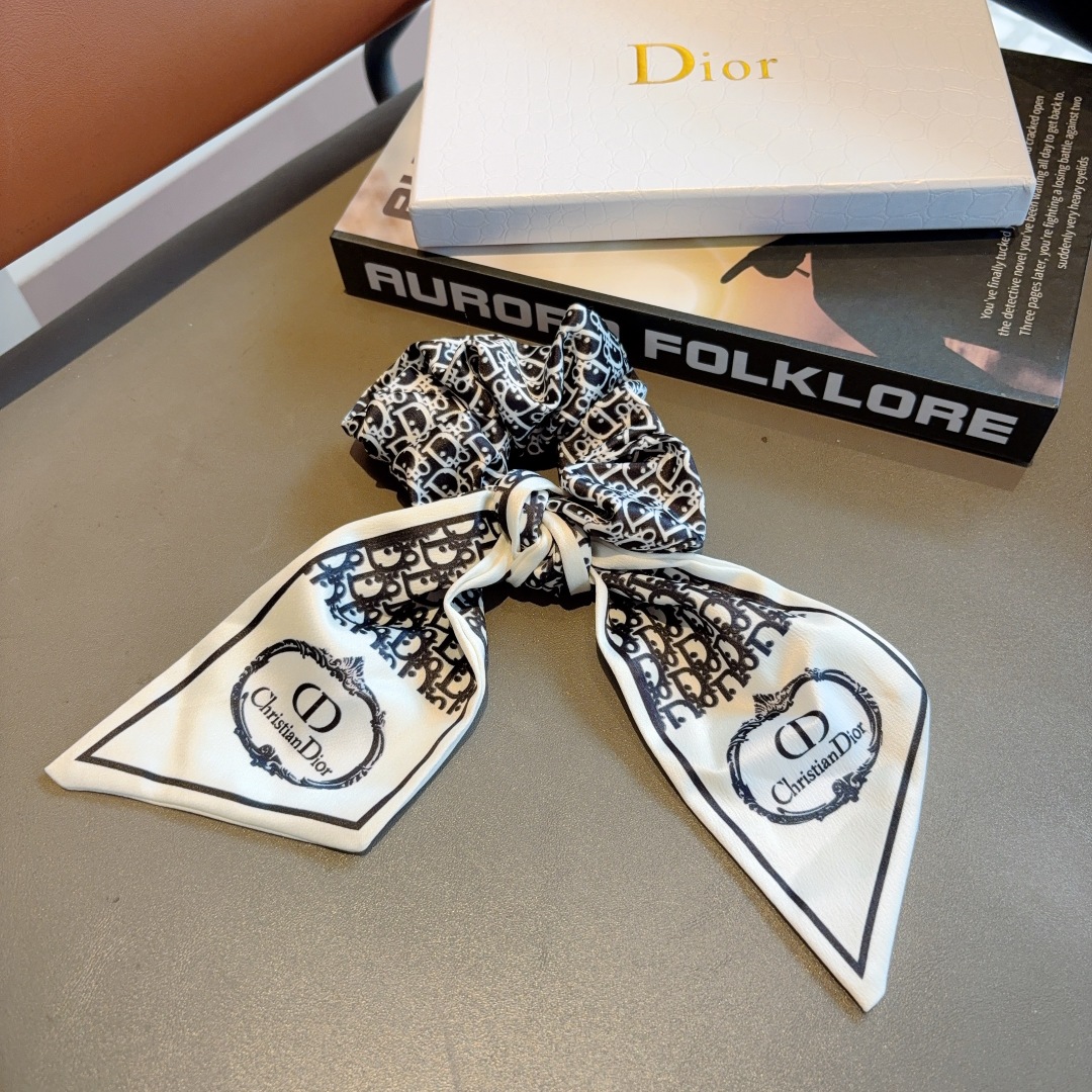 配包装
Dior 迪奥 经典字母飘带马尾发圈 蝴蝶结肠圈，高档韩版皮筋，经典花型设计， 高端大气，名媛范