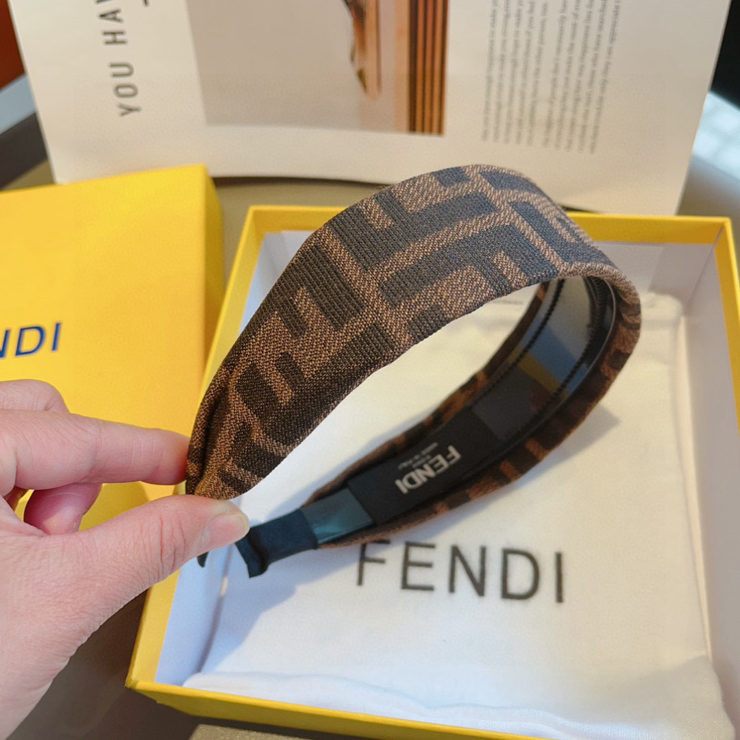 配包装
FENDI 芬迪 火爆新款发箍，宽版原单货， 简约百搭，潮女必备品，超级的高大上！