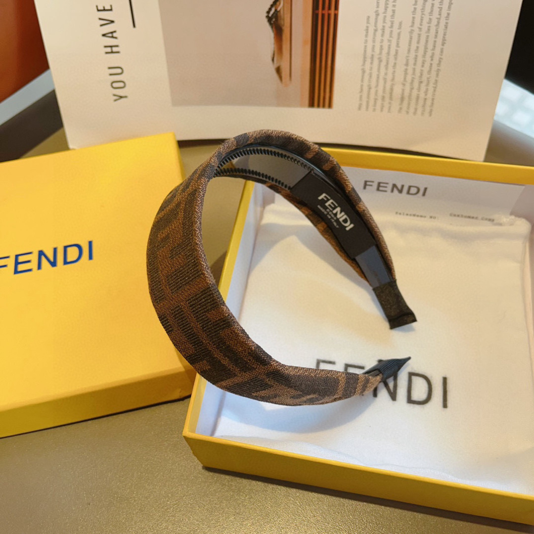 配包装
FENDI 芬迪 火爆新款发箍，宽版原单货， 简约百搭，潮女必备品，超级的高大上！