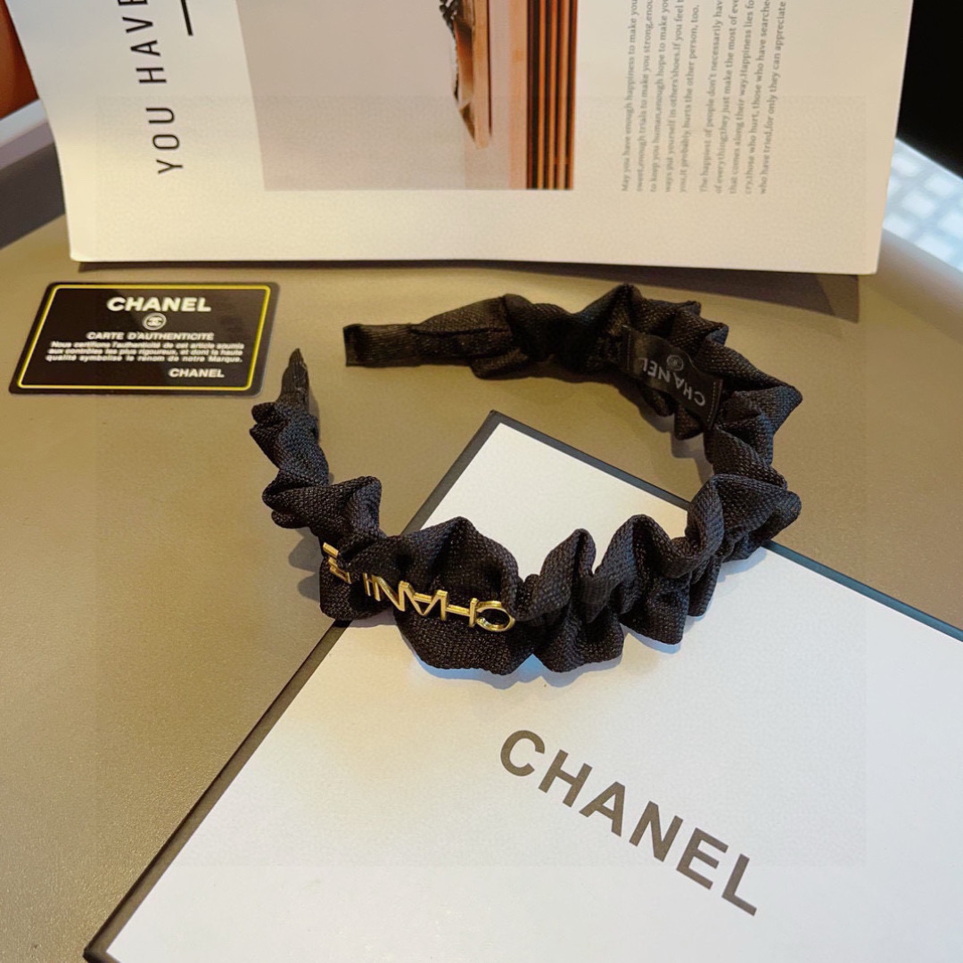 配包装
CHANEL（香奈儿）最新款小香发箍，香奶奶头箍，复古头箍，网红爆款推荐 超精致，时尚百搭！