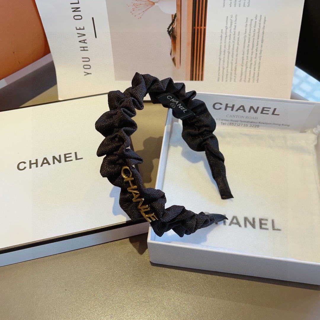 配包装
CHANEL（香奈儿）最新款小香发箍，香奶奶头箍，复古头箍，网红爆款推荐 超精致，时尚百搭！