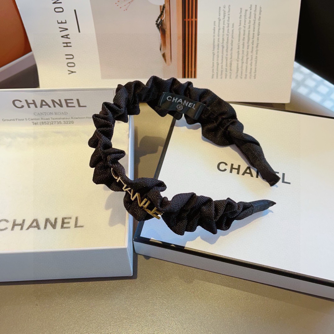 配包装
CHANEL（香奈儿）最新款小香发箍，香奶奶头箍，复古头箍，网红爆款推荐 超精致，时尚百搭！