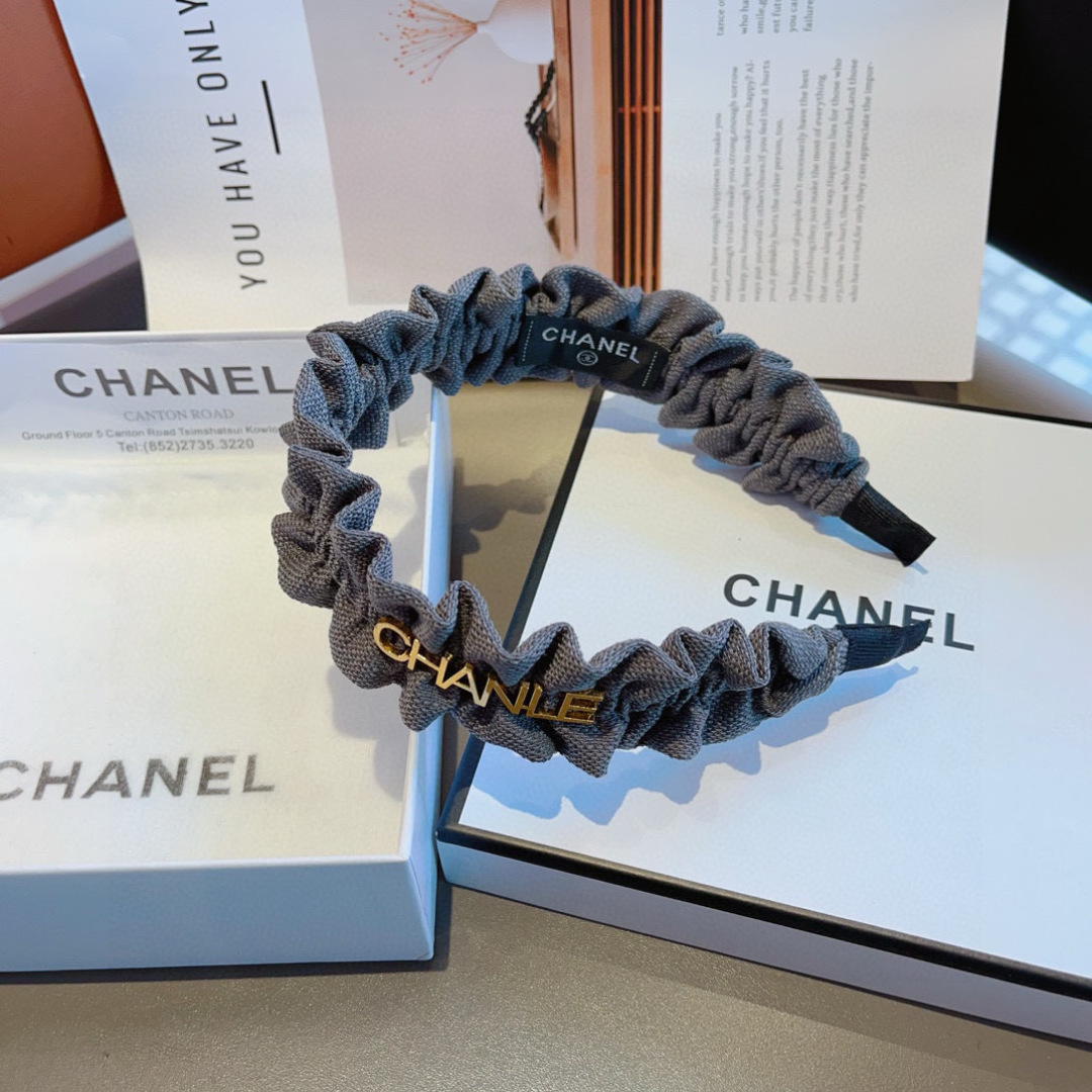 配包装
CHANEL（香奈儿）最新款小香发箍，香奶奶头箍，复古头箍，网红爆款推荐 超精致，时尚百搭！