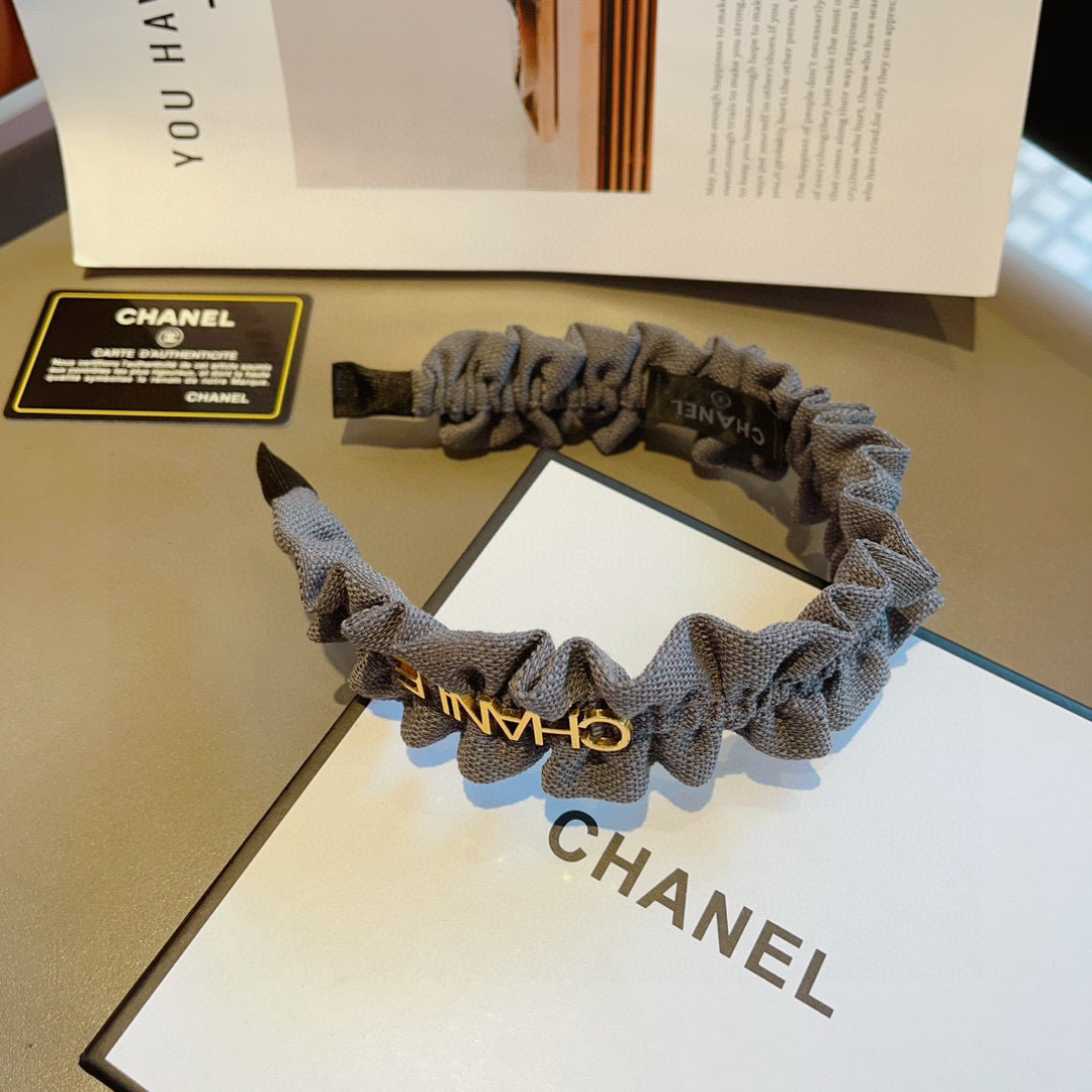 配包装
CHANEL（香奈儿）最新款小香发箍，香奶奶头箍，复古头箍，网红爆款推荐 超精致，时尚百搭！