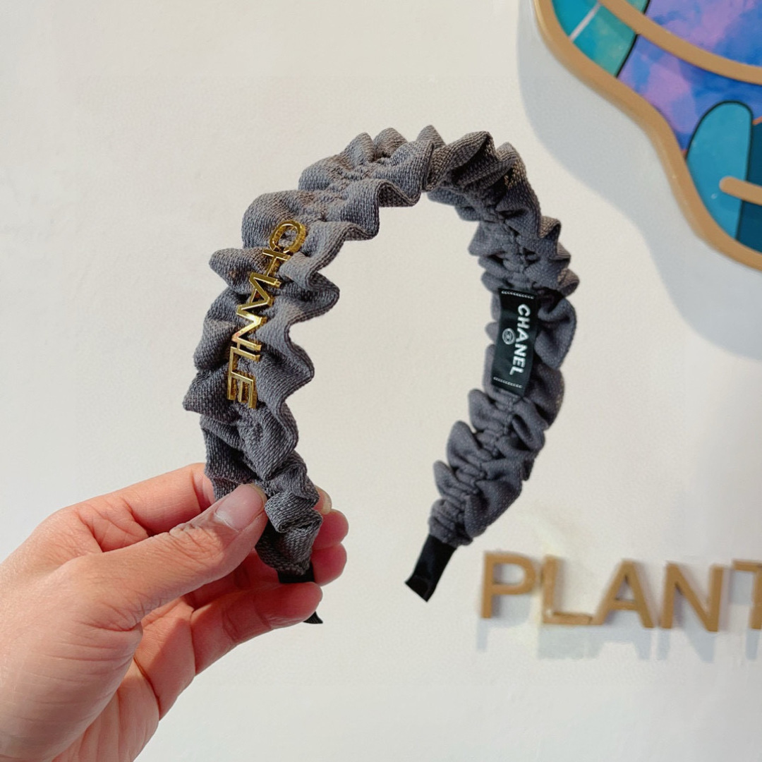 配包装
CHANEL（香奈儿）最新款小香发箍，香奶奶头箍，复古头箍，网红爆款推荐 超精致，时尚百搭！