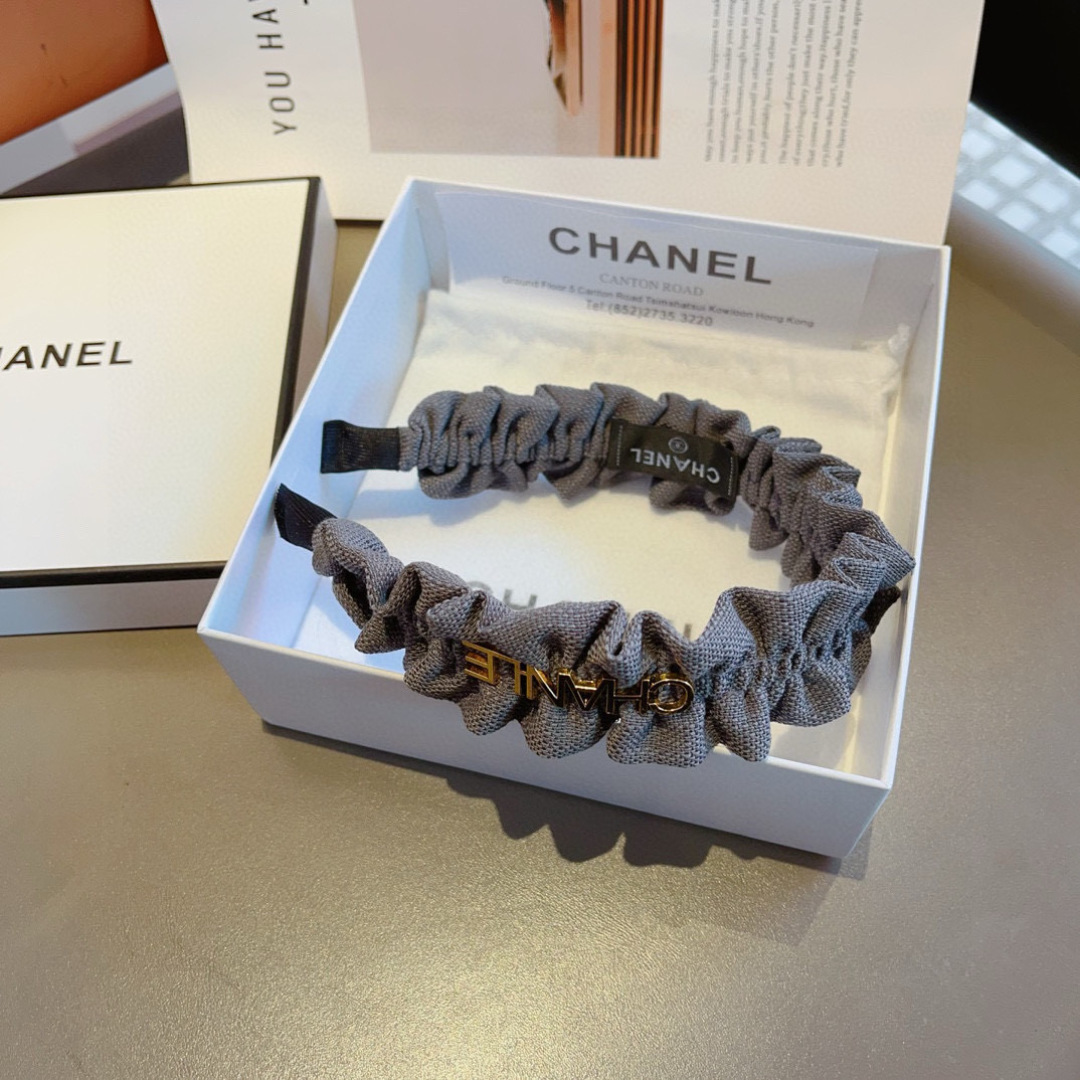 配包装
CHANEL（香奈儿）最新款小香发箍，香奶奶头箍，复古头箍，网红爆款推荐 超精致，时尚百搭！