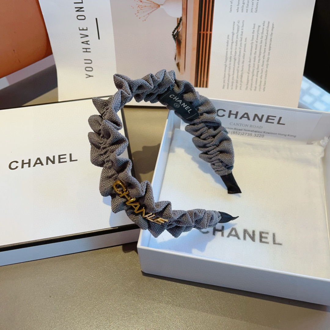 配包装
CHANEL（香奈儿）最新款小香发箍，香奶奶头箍，复古头箍，网红爆款推荐 超精致，时尚百搭！