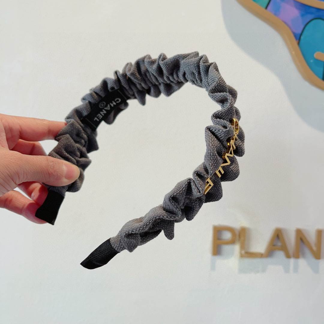配包装
CHANEL（香奈儿）最新款小香发箍，香奶奶头箍，复古头箍，网红爆款推荐 超精致，时尚百搭！