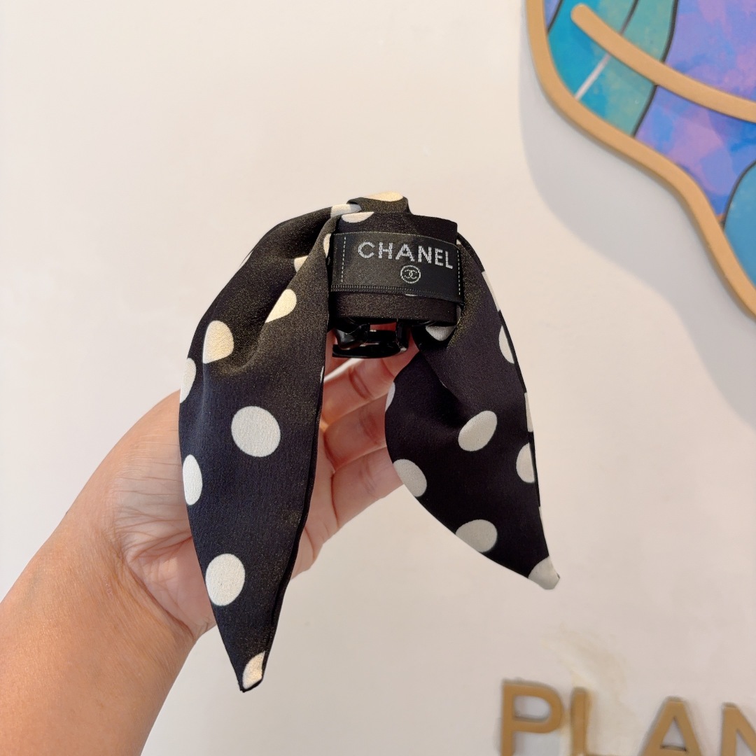 配包装
CHANEL（香奈儿） 新款真丝波点抓夹 鸭嘴夹发夹，经典字母logo，转图必爆哈！专柜出货