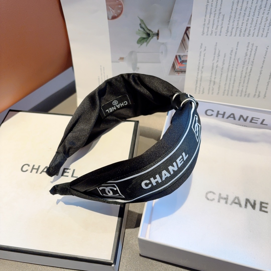 配包装
CHANEL（香奈儿）最新款小香发箍，新品巨显脸小头箍，网红爆款推荐 搭配高端双Ｃlogo ，超