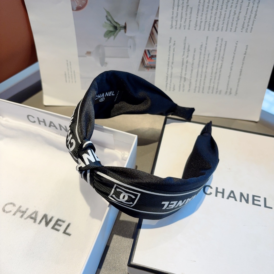 配包装
CHANEL（香奈儿）最新款小香发箍，新品巨显脸小头箍，网红爆款推荐 搭配高端双Ｃlogo ，超