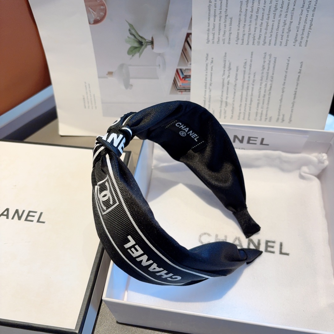 配包装
CHANEL（香奈儿）最新款小香发箍，新品巨显脸小头箍，网红爆款推荐 搭配高端双Ｃlogo ，超
