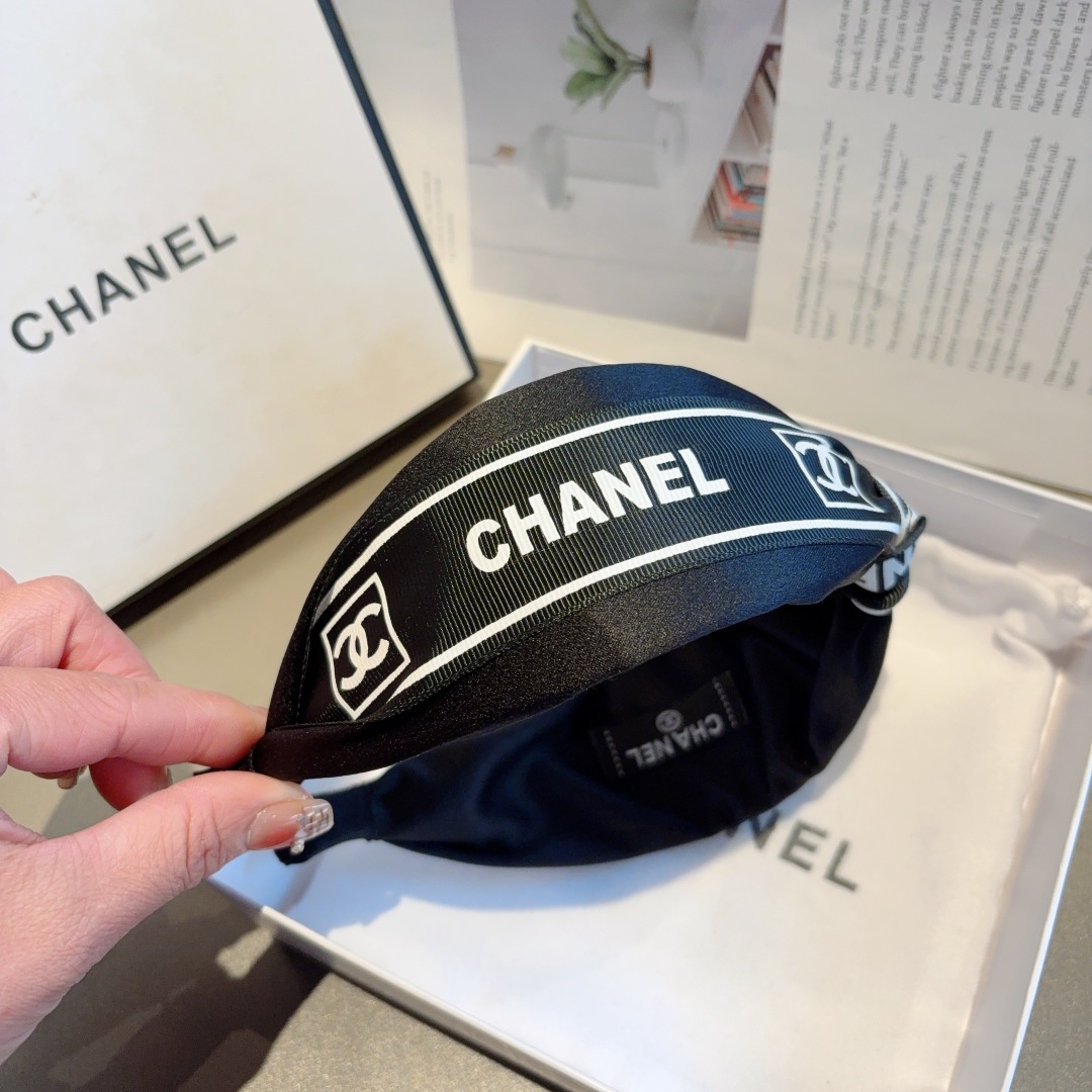 配包装
CHANEL（香奈儿）最新款小香发箍，新品巨显脸小头箍，网红爆款推荐 搭配高端双Ｃlogo ，超