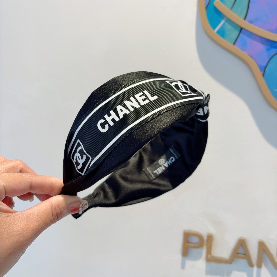配包装
CHANEL（香奈儿）最新款小香发箍，新品巨显脸小头箍，网红爆款推荐 搭配高端双Ｃlogo ，超