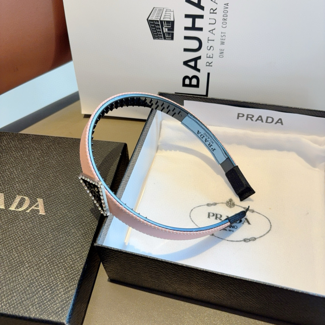 配包装
PRADA （普拉达） 新款潮流发箍。气质女神必备单品。非常百搭，时尚潮流， 戴上它满满的高大上