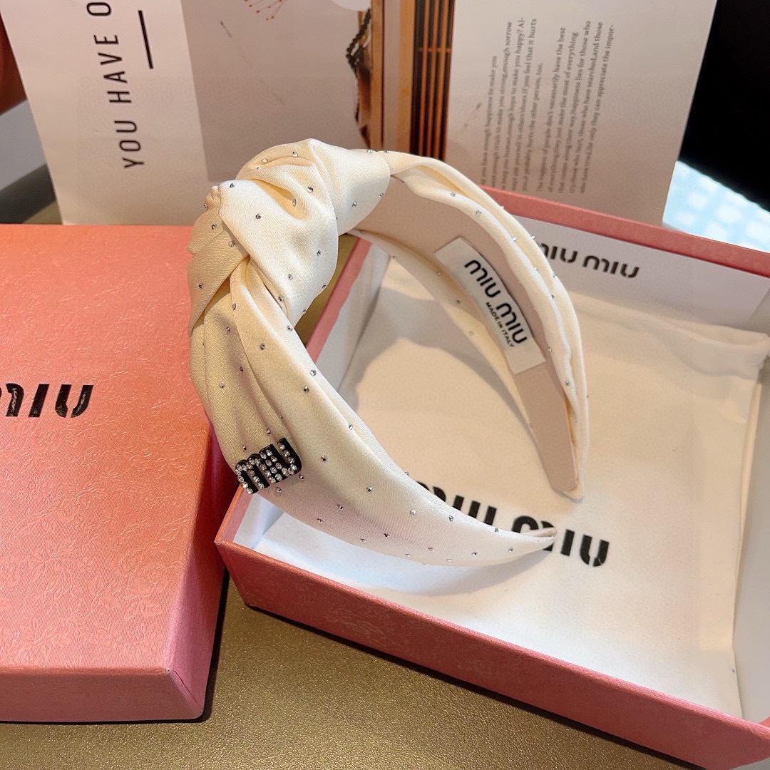 配包装
MIUMIU（缪缪）新款手工制作发箍，原单货，简约百搭，潮女必备品，超级的高大上！