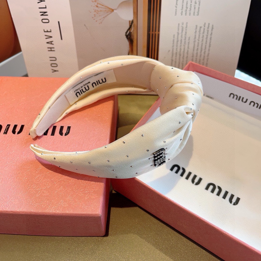 配包装
MIUMIU（缪缪）新款手工制作发箍，原单货，简约百搭，潮女必备品，超级的高大上！