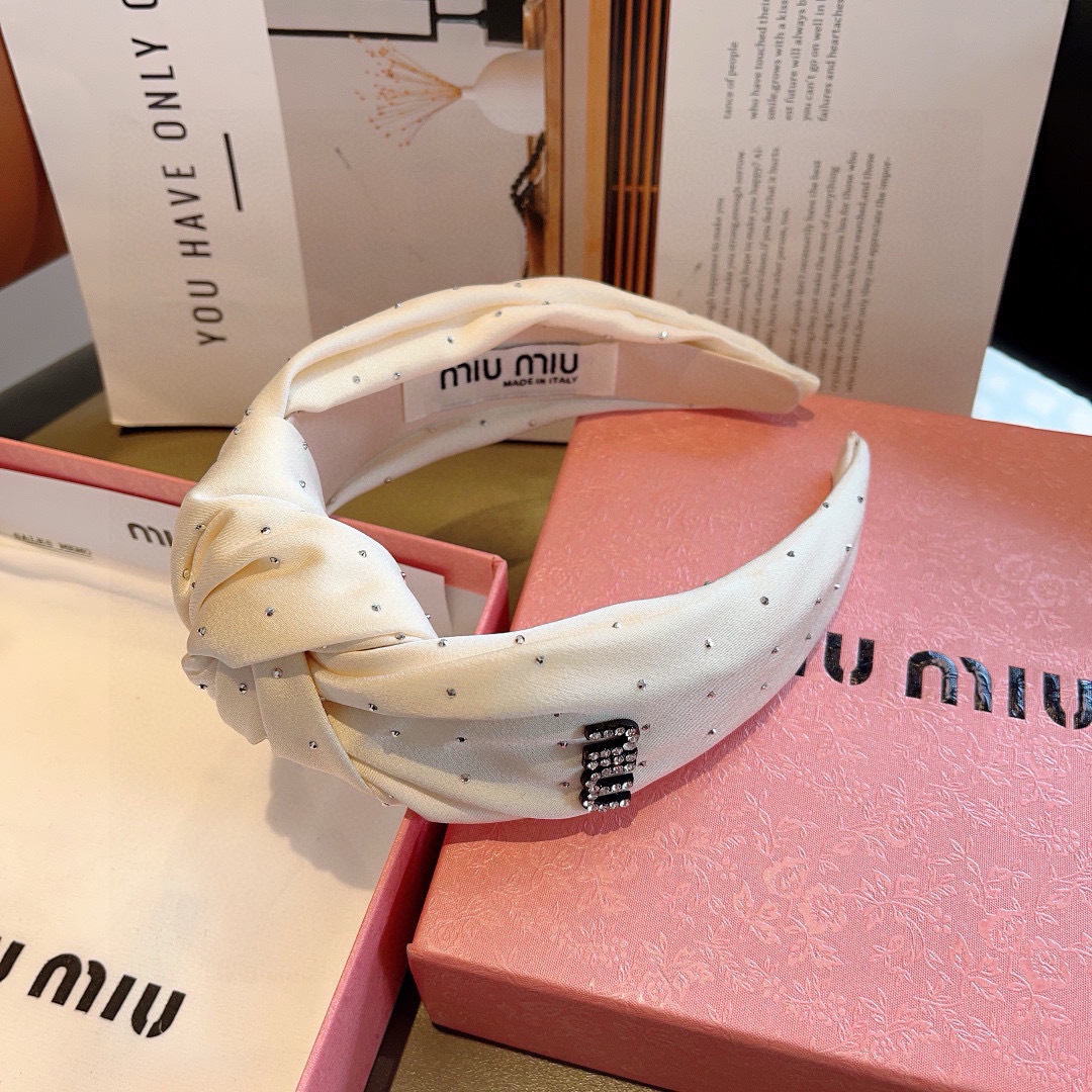 配包装
MIUMIU（缪缪）新款手工制作发箍，原单货，简约百搭，潮女必备品，超级的高大上！