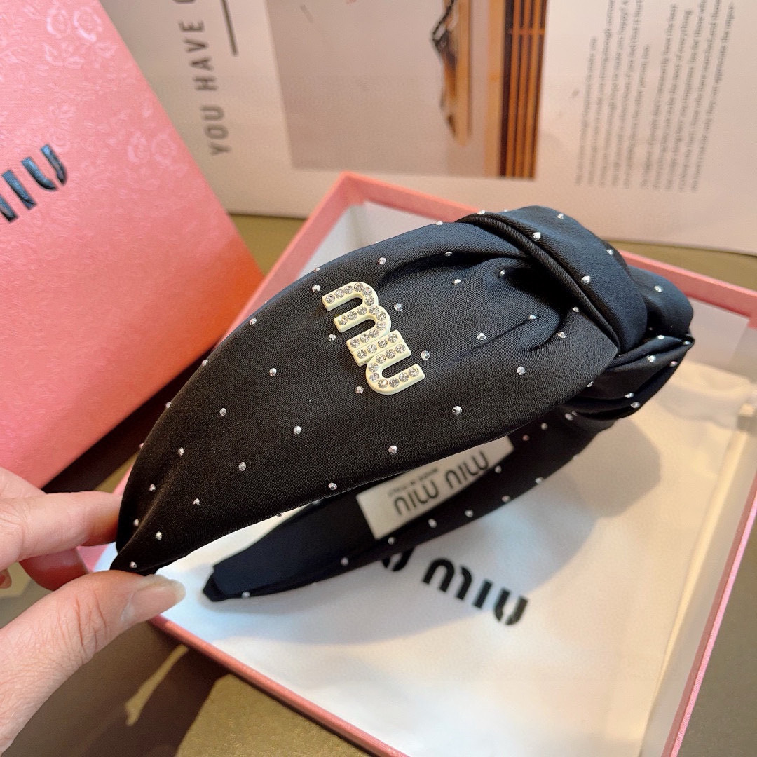 配包装
MIUMIU（缪缪）新款手工制作发箍，原单货，简约百搭，潮女必备品，超级的高大上！