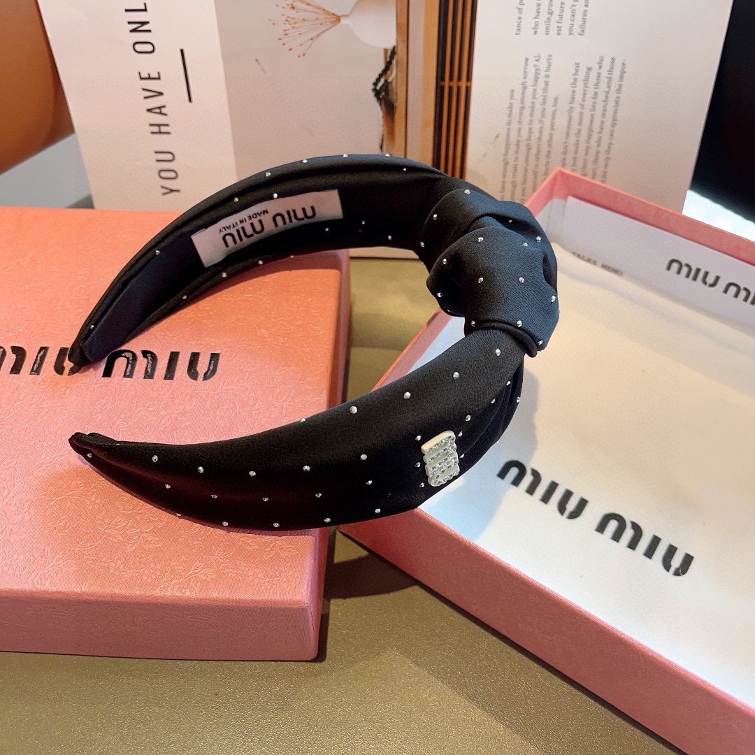 配包装
MIUMIU（缪缪）新款手工制作发箍，原单货，简约百搭，潮女必备品，超级的高大上！