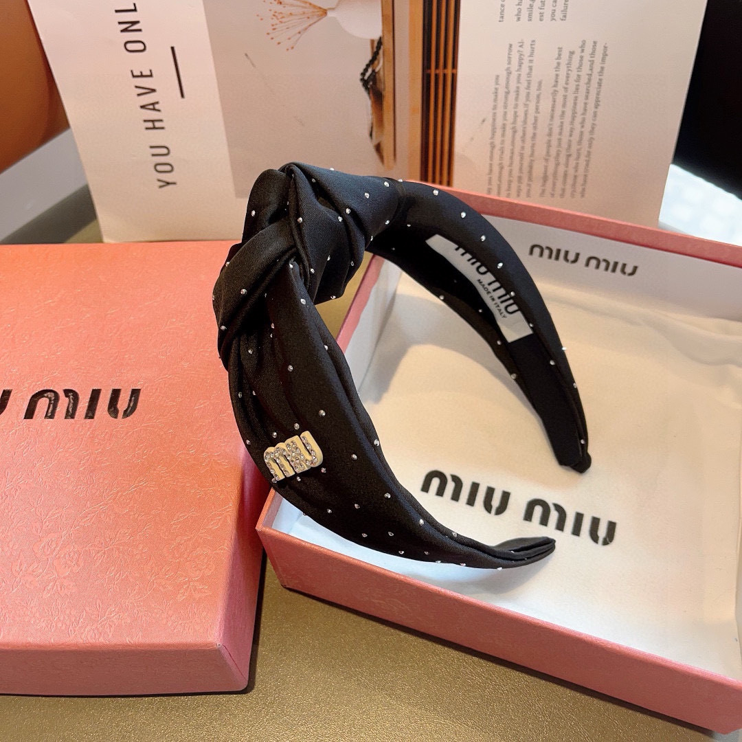 配包装
MIUMIU（缪缪）新款手工制作发箍，原单货，简约百搭，潮女必备品，超级的高大上！