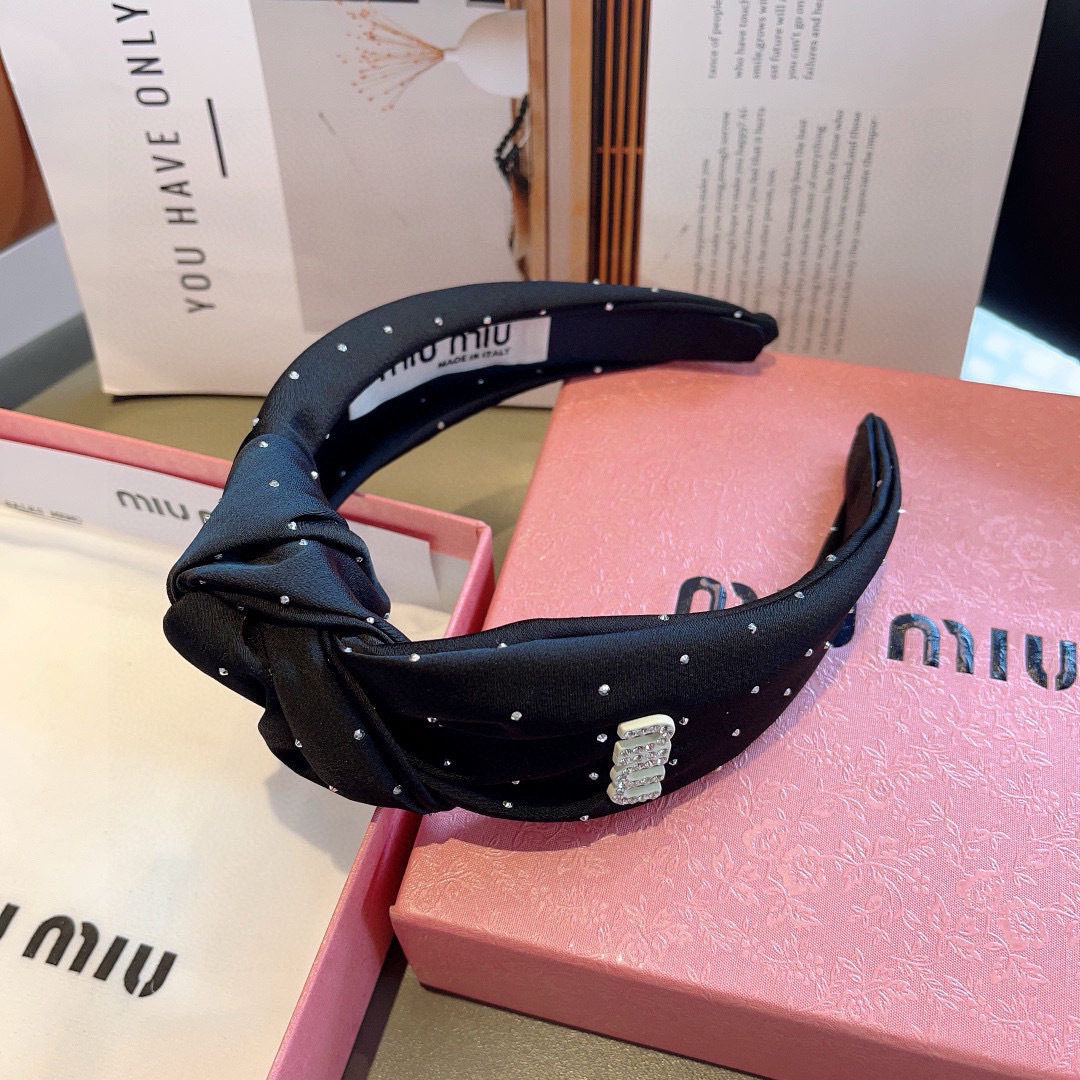 配包装
MIUMIU（缪缪）新款手工制作发箍，原单货，简约百搭，潮女必备品，超级的高大上！