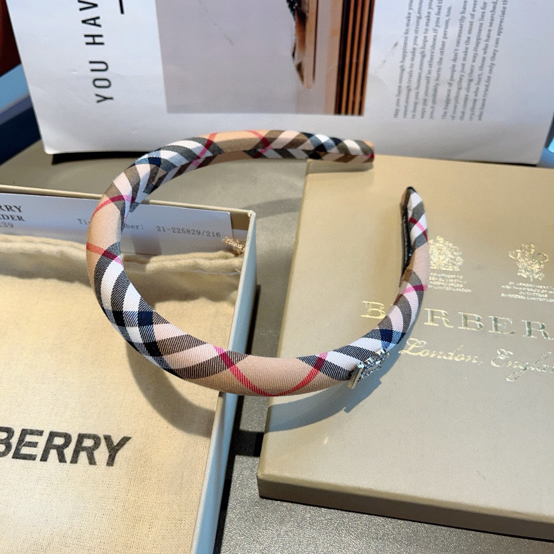 配包装
巴宝莉BURBERRY 新款高版格纹窄版发箍，客供面料头箍🎀细节全部实拍！非常耐看又百搭、适合各