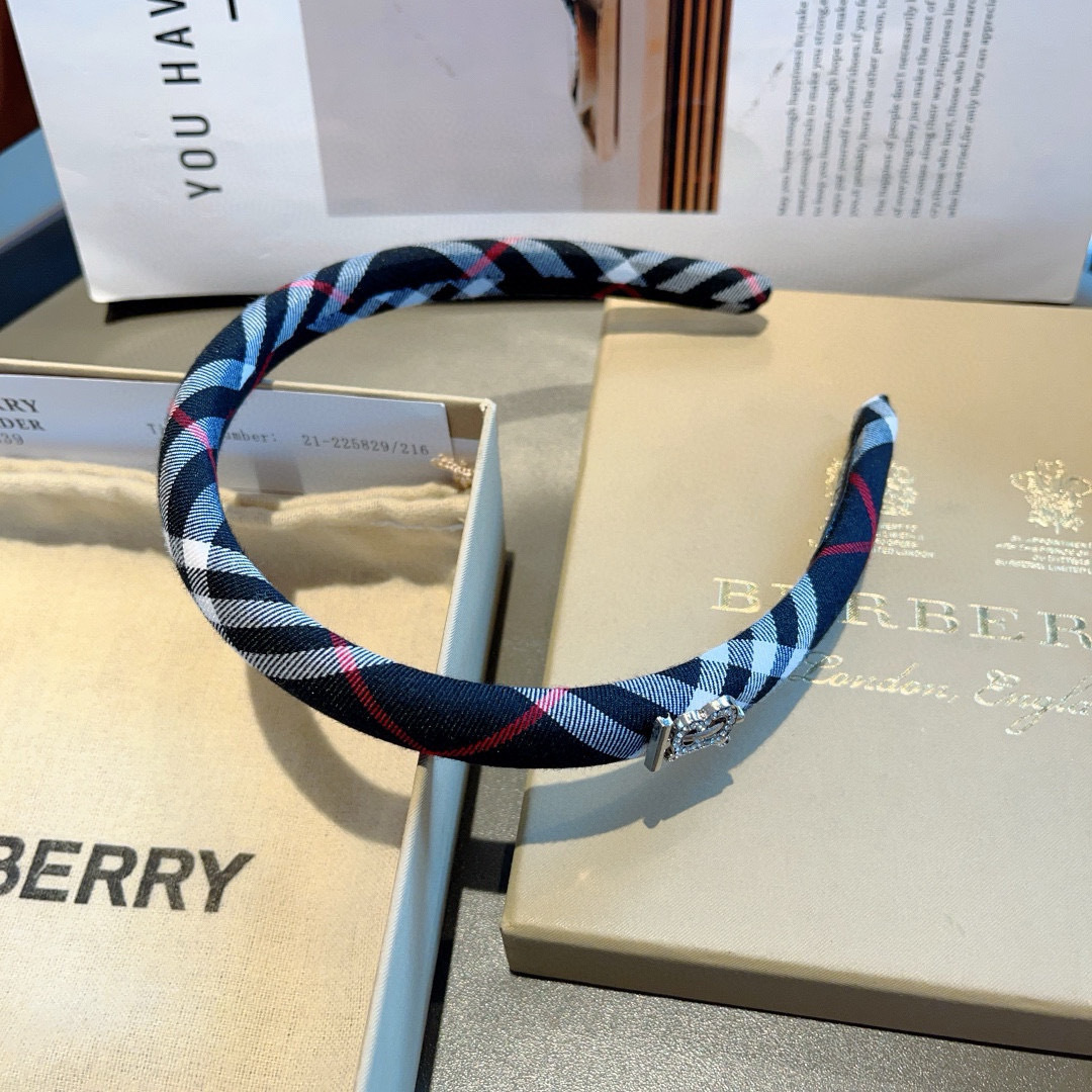 配包装
巴宝莉BURBERRY 新款高版格纹窄版发箍，客供面料头箍🎀细节全部实拍！非常耐看又百搭、适合各