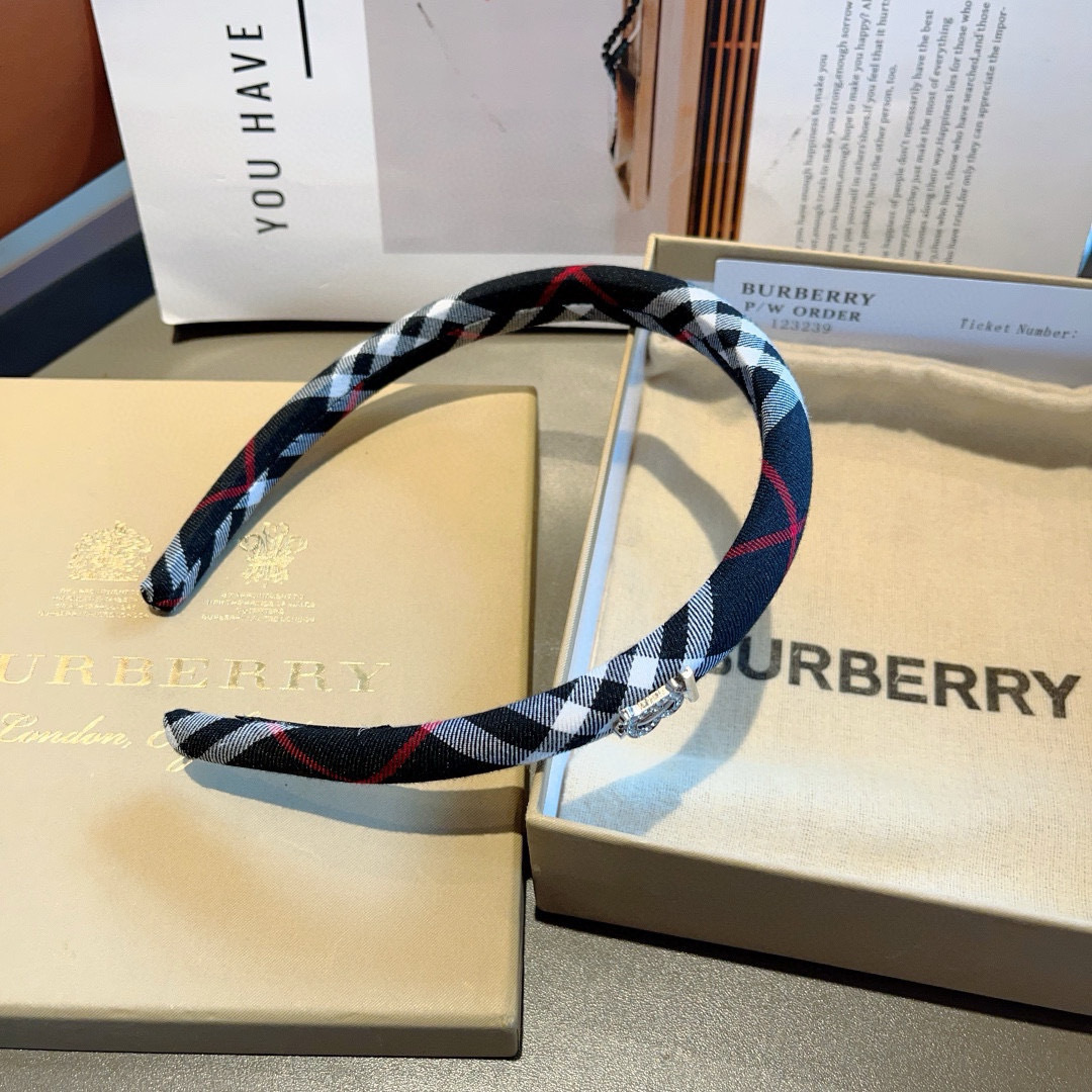 配包装
巴宝莉BURBERRY 新款高版格纹窄版发箍，客供面料头箍🎀细节全部实拍！非常耐看又百搭、适合各