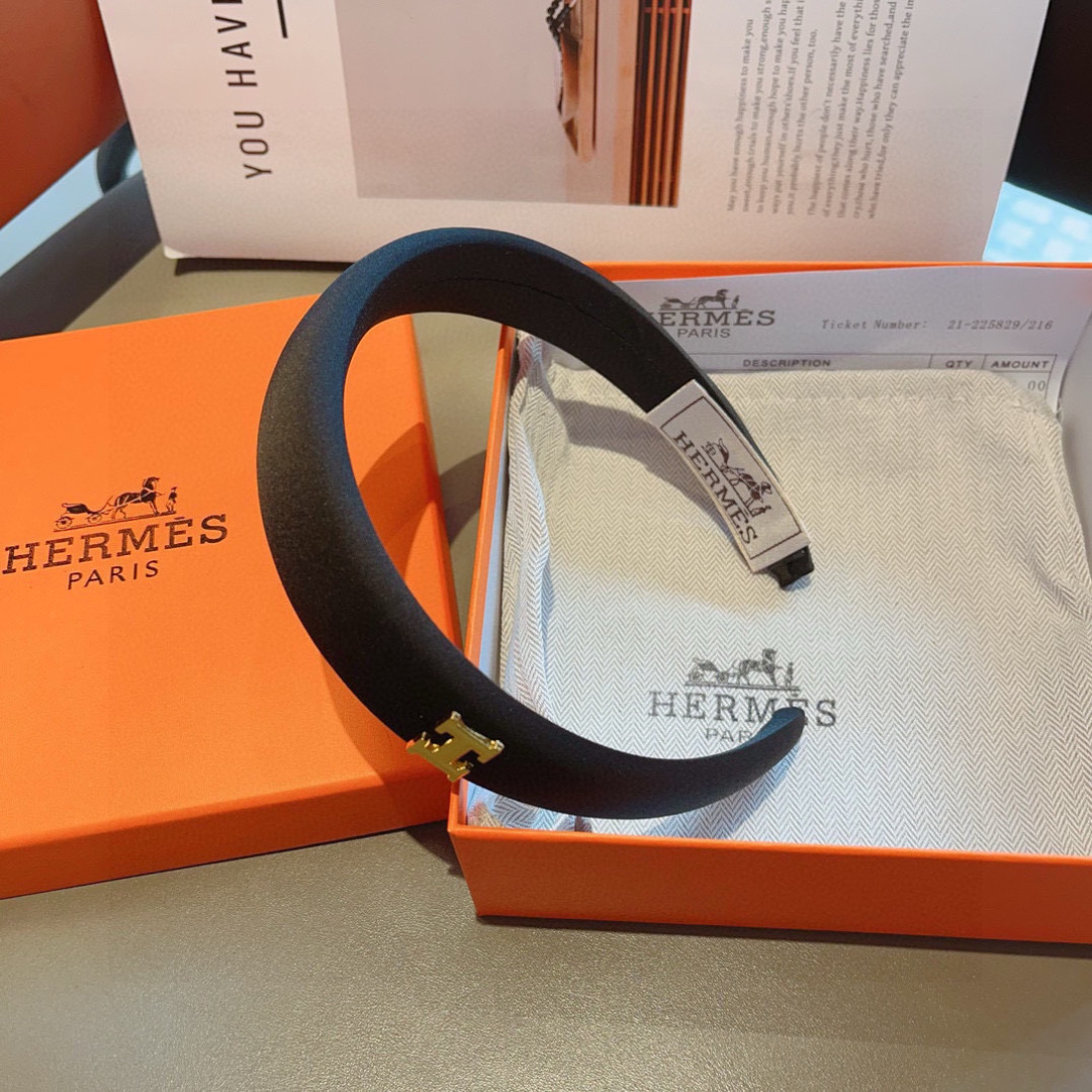 配包装
Hermes（爱马仕）  火爆定制款发箍，网红同款  进口面料， 出口订单、细节全部实拍！特制面