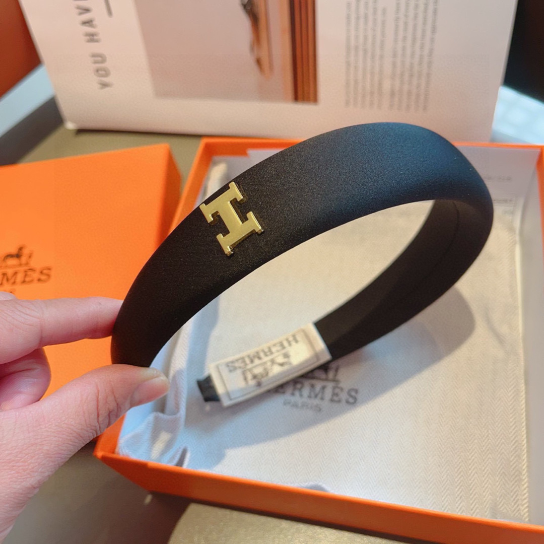 配包装
Hermes（爱马仕）  火爆定制款发箍，网红同款  进口面料， 出口订单、细节全部实拍！特制面