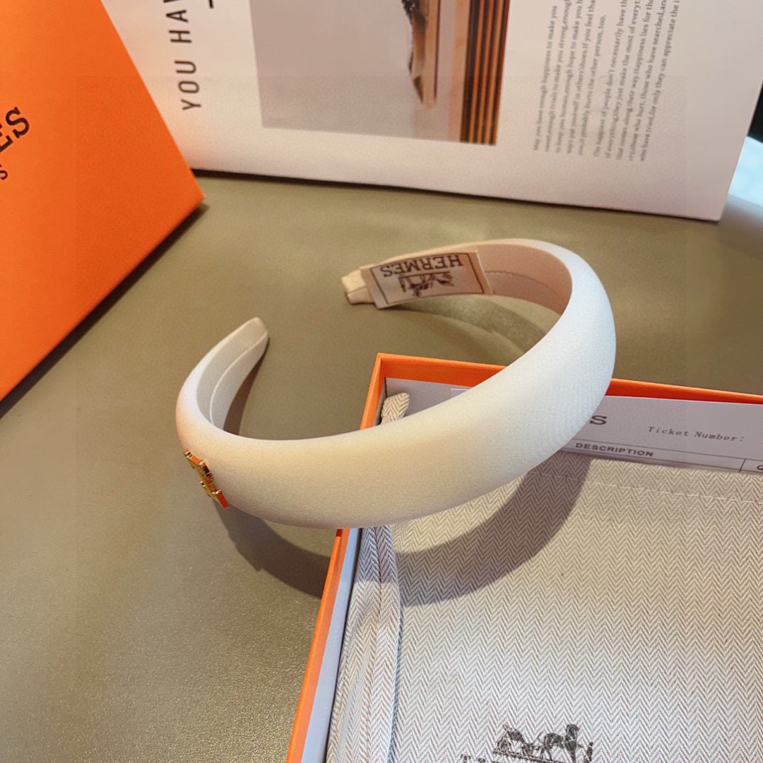 配包装
Hermes（爱马仕）  火爆定制款发箍，网红同款  进口面料， 出口订单、细节全部实拍！特制面