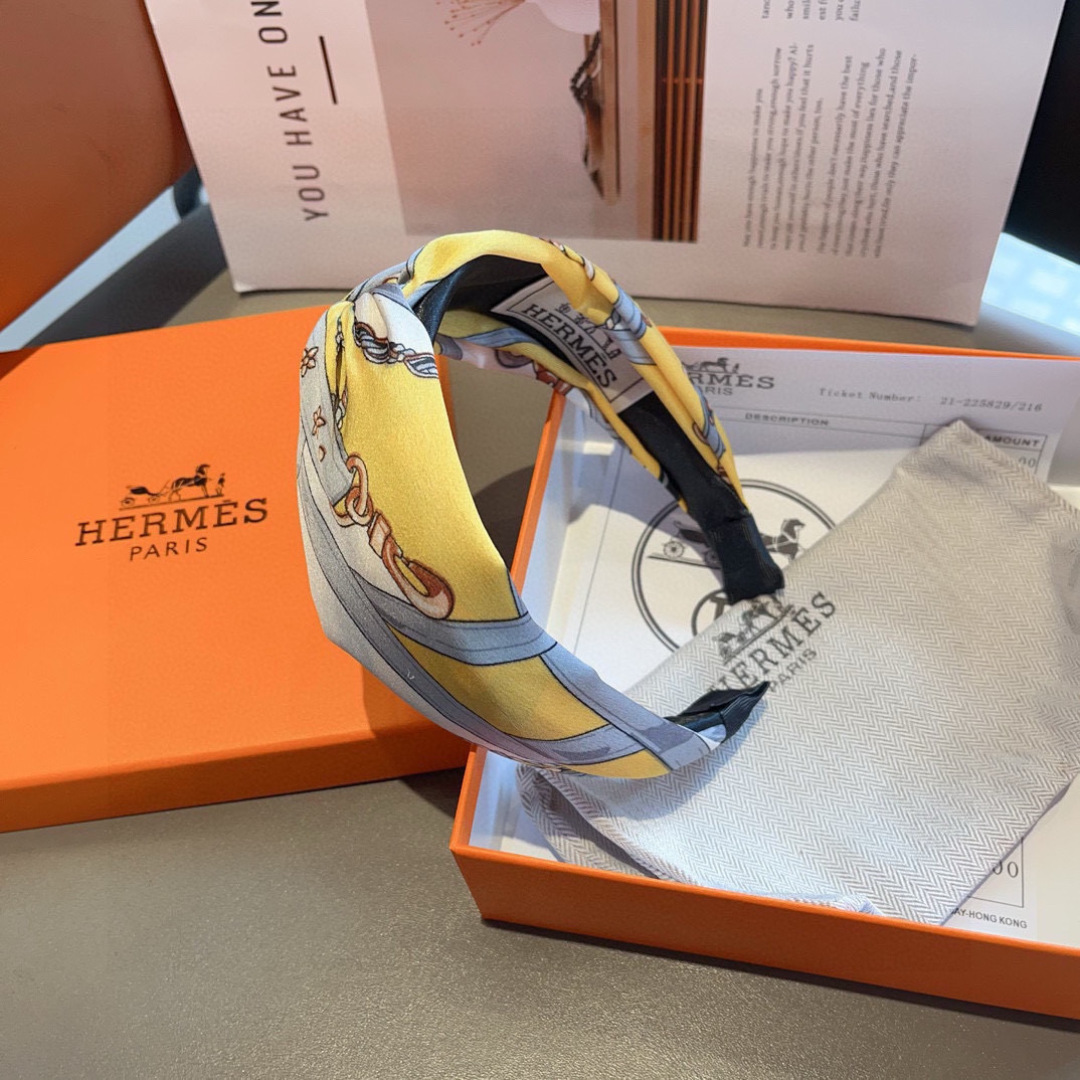 配包装
Hermes（爱马仕）  火爆定制款发箍，网红同款  进口真丝面料， 出口订单、细节全部实拍！特