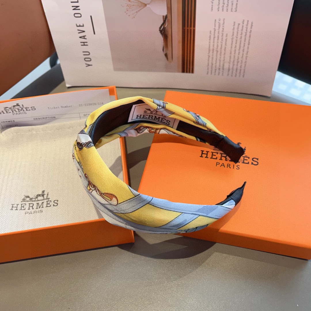 配包装
Hermes（爱马仕）  火爆定制款发箍，网红同款  进口真丝面料， 出口订单、细节全部实拍！特