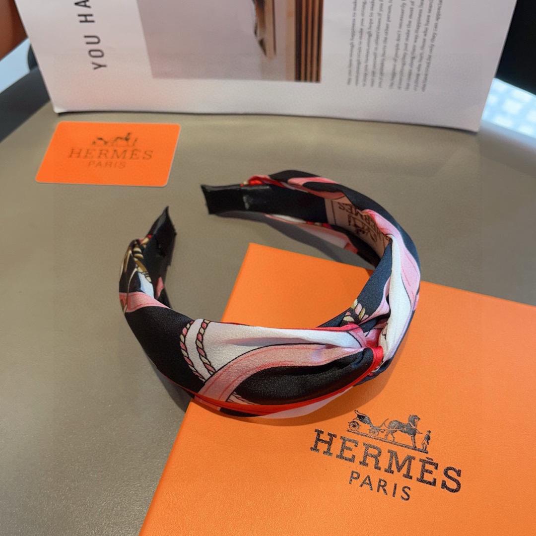 配包装
Hermes（爱马仕）  火爆定制款发箍，网红同款  进口真丝面料， 出口订单、细节全部实拍！特