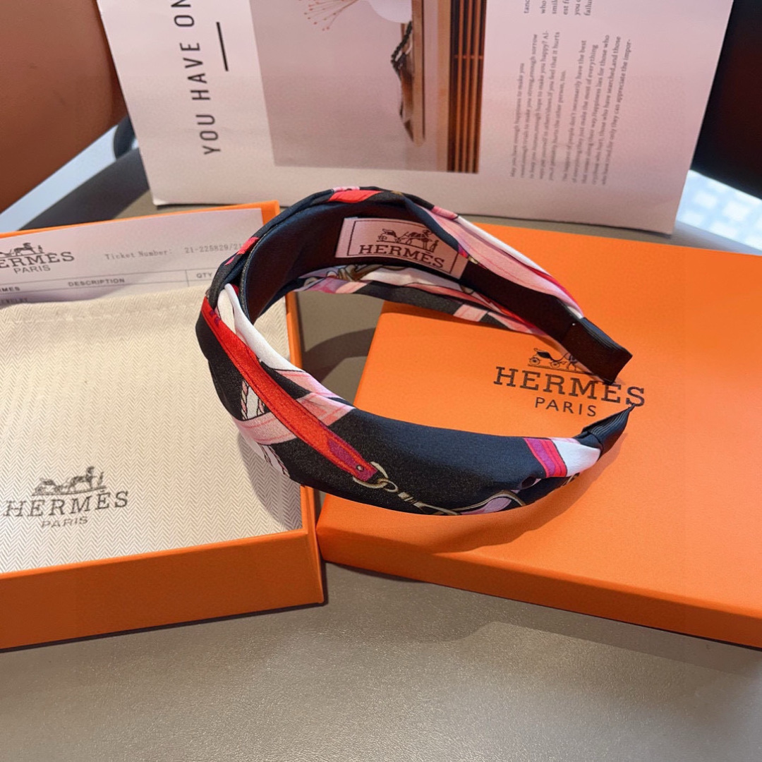 配包装
Hermes（爱马仕）  火爆定制款发箍，网红同款  进口真丝面料， 出口订单、细节全部实拍！特