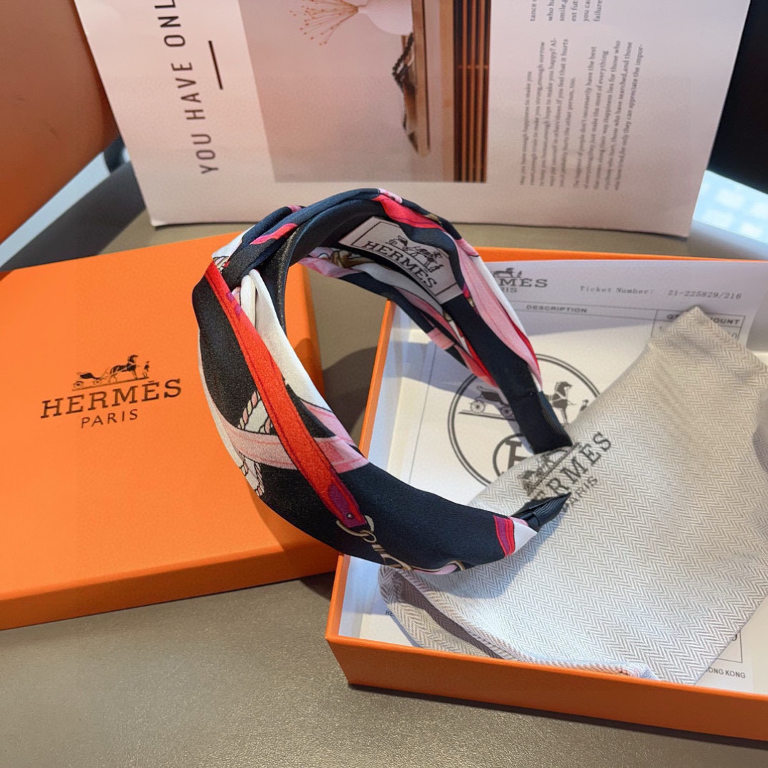配包装
Hermes（爱马仕）  火爆定制款发箍，网红同款  进口真丝面料， 出口订单、细节全部实拍！特