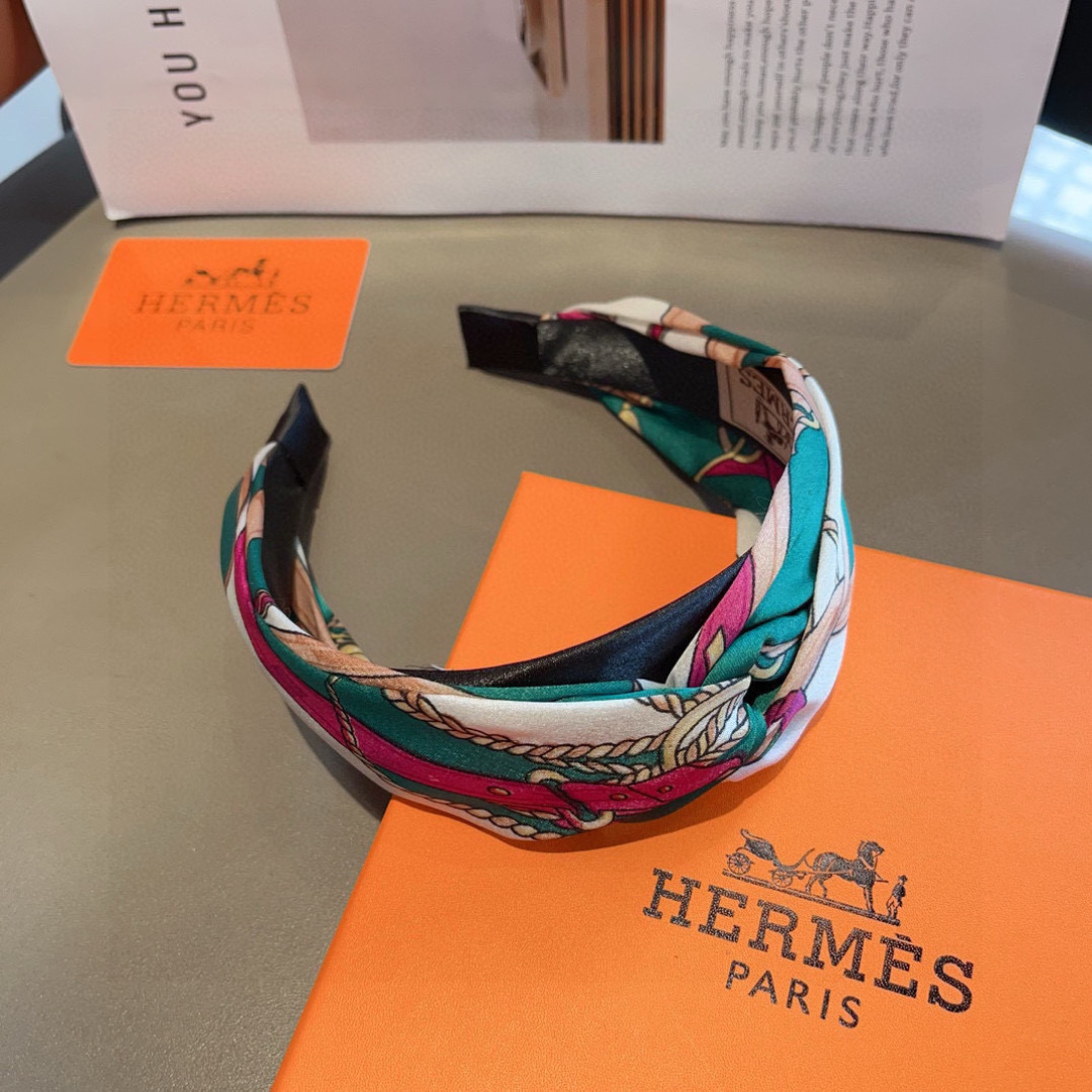 配包装
Hermes（爱马仕）  火爆定制款发箍，网红同款  进口真丝面料， 出口订单、细节全部实拍！特