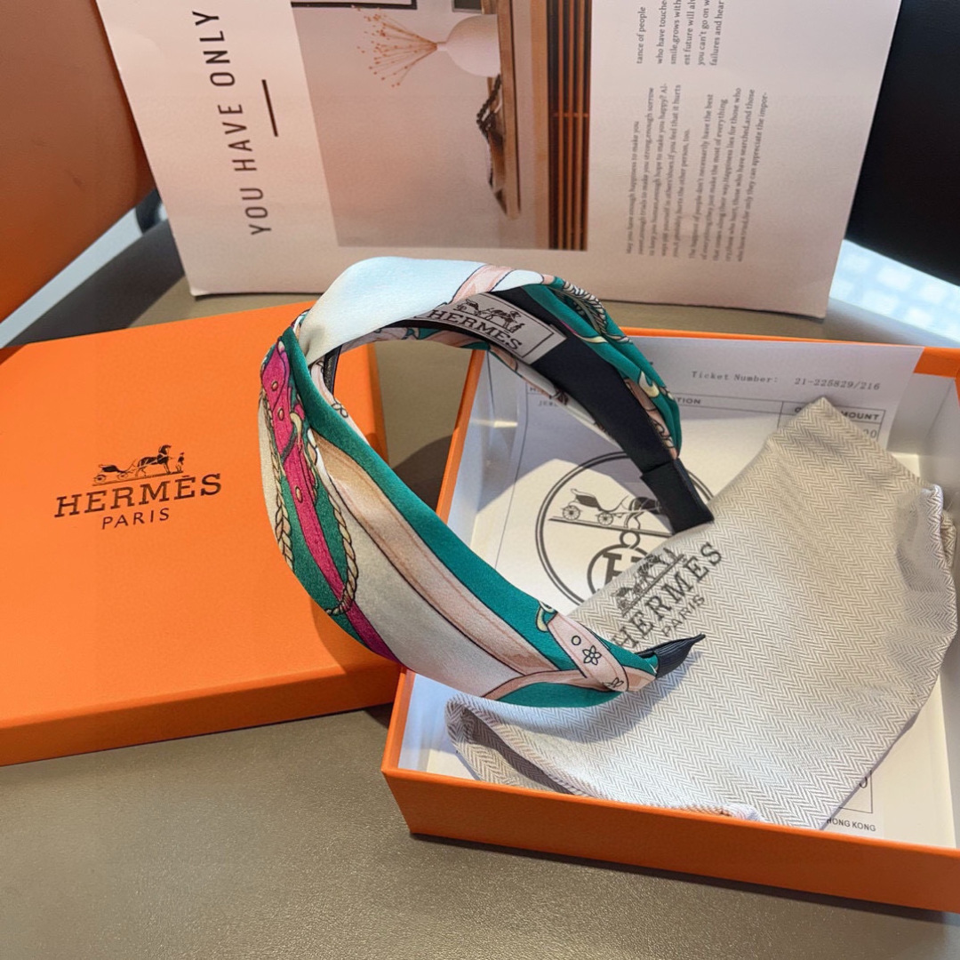 配包装
Hermes（爱马仕）  火爆定制款发箍，网红同款  进口真丝面料， 出口订单、细节全部实拍！特