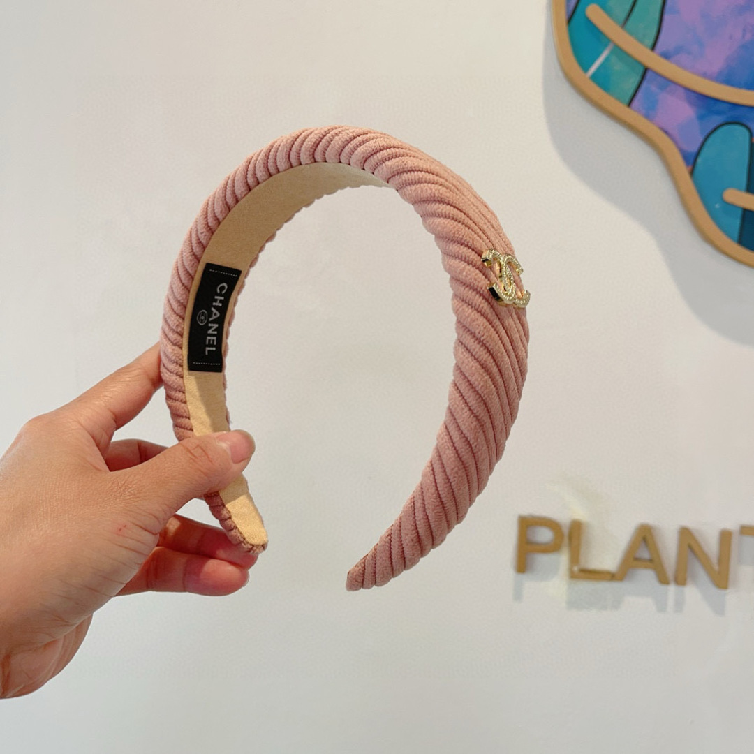 配包装
CHANEL（香奈儿）最新款小香发箍，复古头箍，网红爆款推荐 搭配高端材质，超精致，时尚百搭。