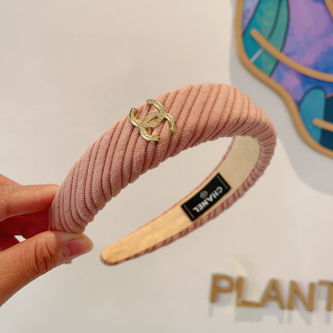 配包装
CHANEL（香奈儿）最新款小香发箍，复古头箍，网红爆款推荐 搭配高端材质，超精致，时尚百搭。