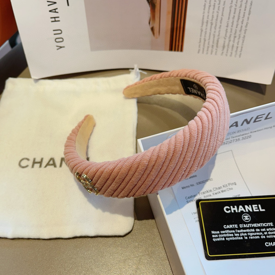 配包装
CHANEL（香奈儿）最新款小香发箍，复古头箍，网红爆款推荐 搭配高端材质，超精致，时尚百搭。