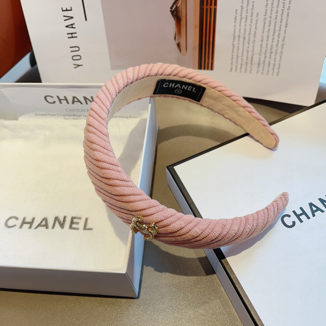 配包装
CHANEL（香奈儿）最新款小香发箍，复古头箍，网红爆款推荐 搭配高端材质，超精致，时尚百搭。