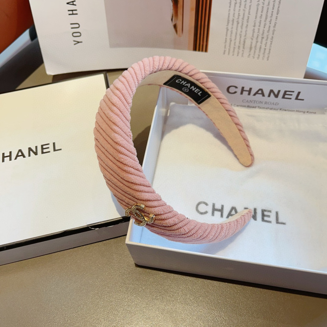 配包装
CHANEL（香奈儿）最新款小香发箍，复古头箍，网红爆款推荐 搭配高端材质，超精致，时尚百搭。