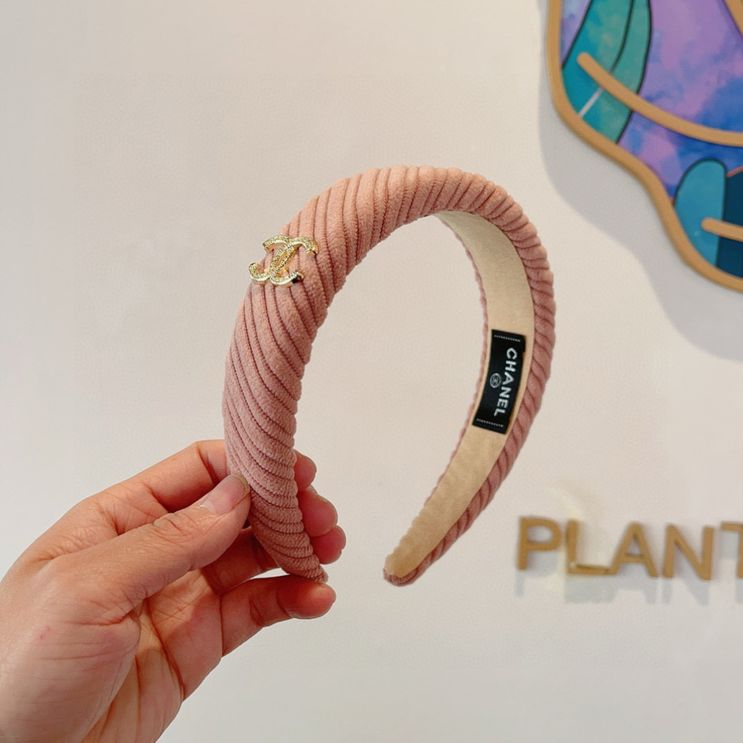 配包装
CHANEL（香奈儿）最新款小香发箍，复古头箍，网红爆款推荐 搭配高端材质，超精致，时尚百搭。