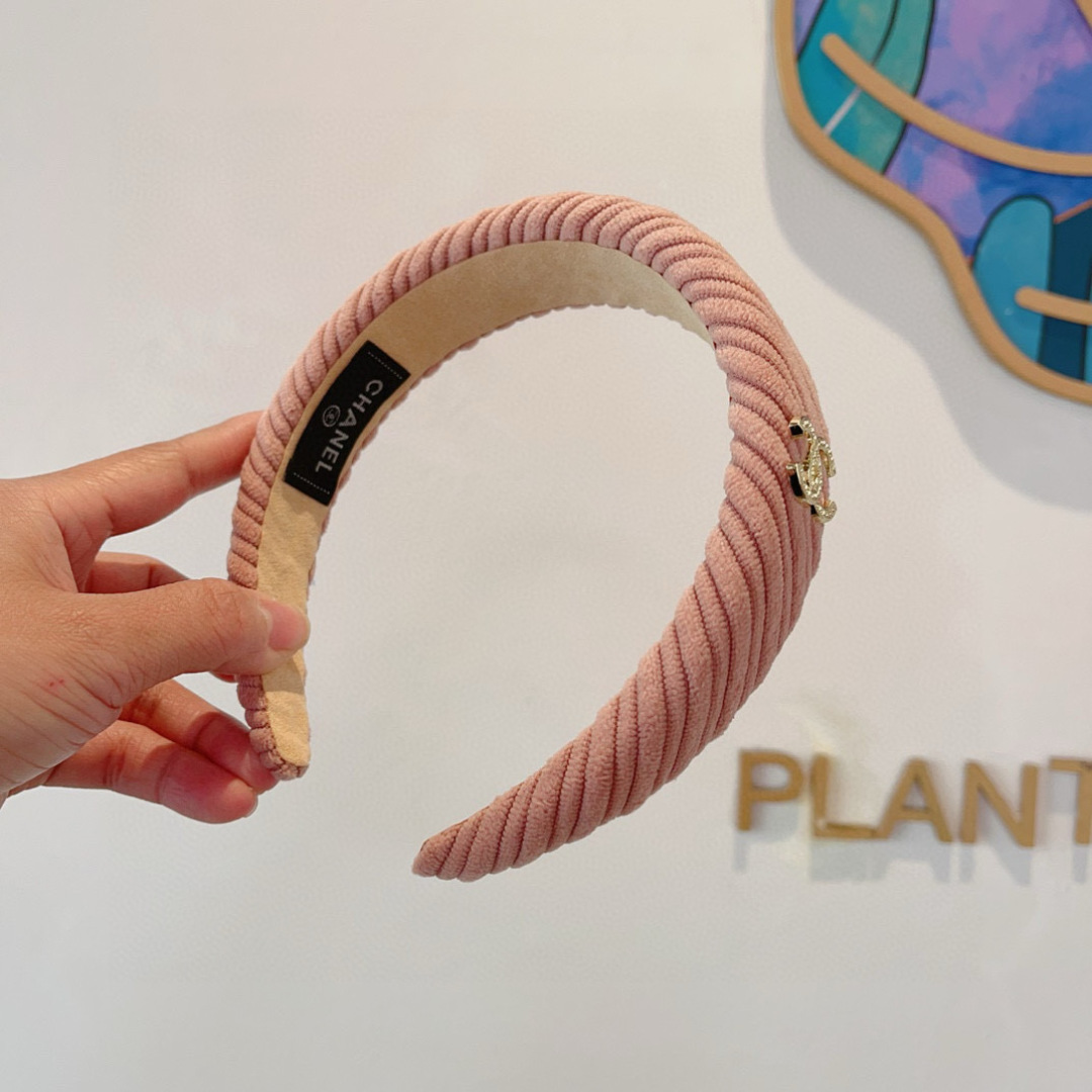 配包装
CHANEL（香奈儿）最新款小香发箍，复古头箍，网红爆款推荐 搭配高端材质，超精致，时尚百搭。