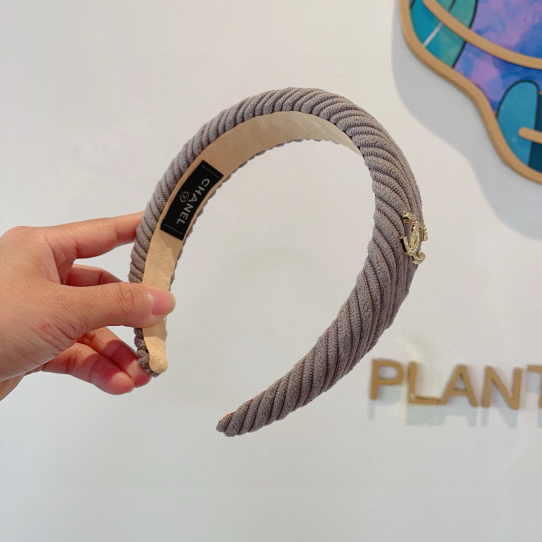 配包装
CHANEL（香奈儿）最新款小香发箍，复古头箍，网红爆款推荐 搭配高端材质，超精致，时尚百搭。