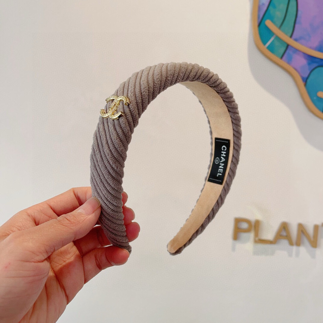 配包装
CHANEL（香奈儿）最新款小香发箍，复古头箍，网红爆款推荐 搭配高端材质，超精致，时尚百搭。