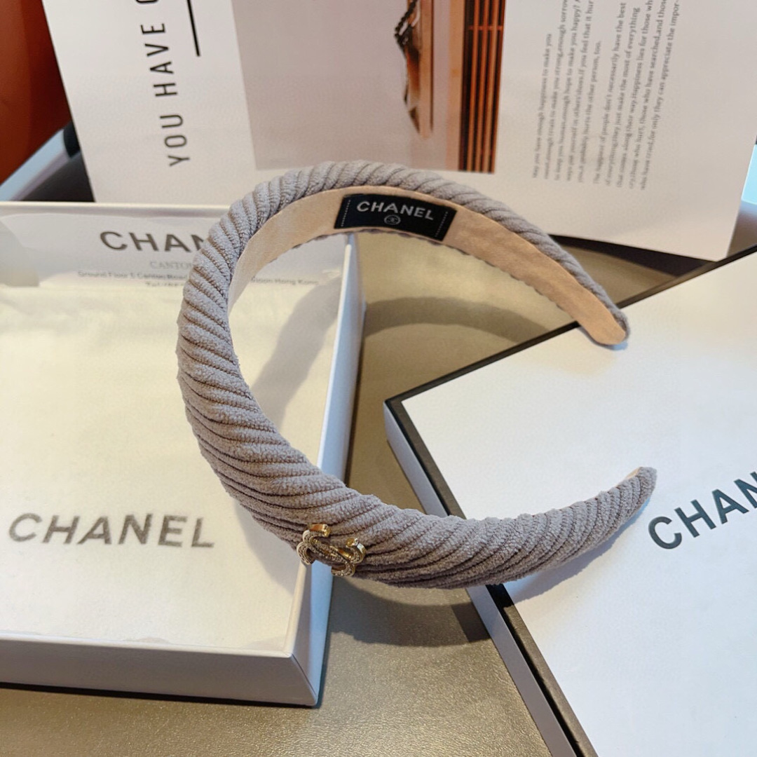 配包装
CHANEL（香奈儿）最新款小香发箍，复古头箍，网红爆款推荐 搭配高端材质，超精致，时尚百搭。