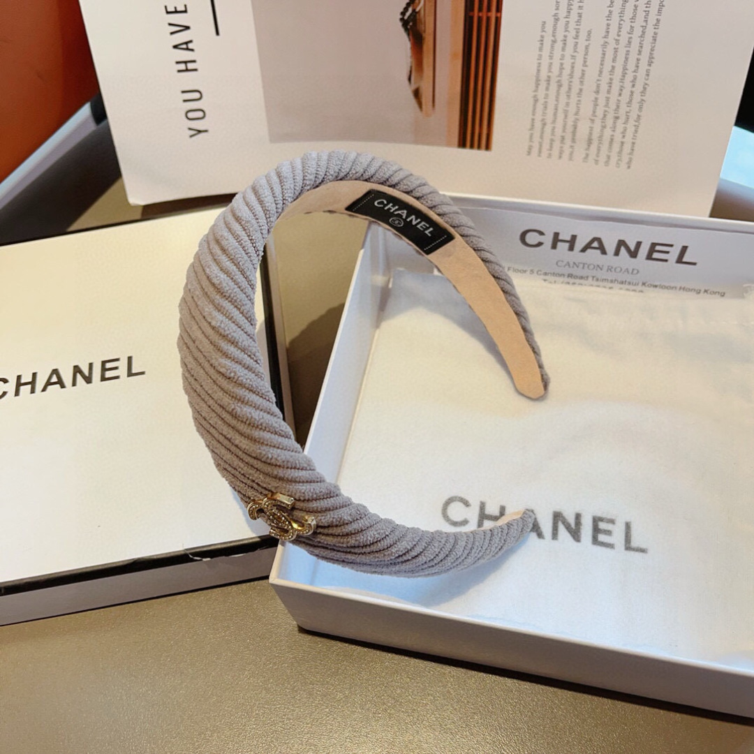 配包装
CHANEL（香奈儿）最新款小香发箍，复古头箍，网红爆款推荐 搭配高端材质，超精致，时尚百搭。